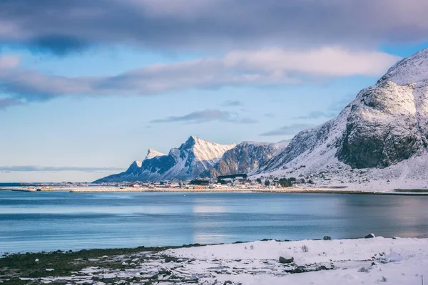 Islas Lofoten Invierno Hermoso Paisaje Diurno Con Montañas Rocosas Nevadas —  Fotos de Stock