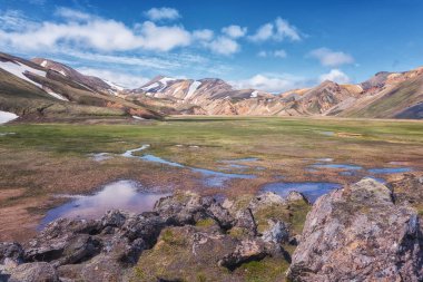 İnanılmaz renk volkanik dağlar Landmannalaugar Fjallabak doğa rezerv, İzlanda. Güzel yaz peyzaj bulunan meşhur mekanlar