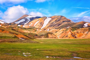 İnanılmaz renk volkanik dağlar Landmannalaugar Fjallabak doğa rezerv, İzlanda. Güzel yaz peyzaj bulunan meşhur mekanlar