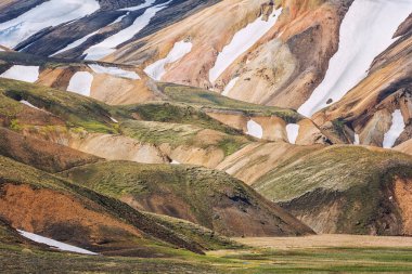 İnanılmaz renk volkanik dağlar Landmannalaugar Fjallabak doğa rezerv, İzlanda. Güzel yaz peyzaj bulunan meşhur mekanlar