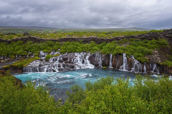 Водопад Храунфоссар Водопад Лава Исландия Прекрасный Летний Пейзаж Вода Течет — стоковое фото