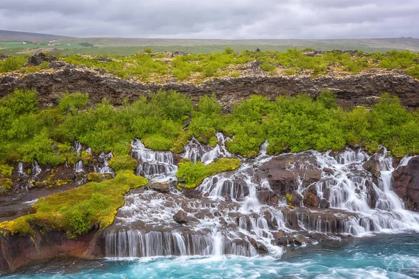 Hraunfossar 아이슬란드입니다 물으로 에메랄드 Hvita 바위를 흐르는입니다 아이슬란드에서 — 스톡 사진