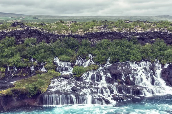 熔岩瀑布或熔岩瀑布 美丽的夏日景观 水流经熔岩岩石进入翡翠色的 Hvita 冰岛最不寻常的瀑布之一 — 图库照片