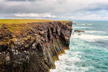 Muhteşem deniz manzarası, Bazalt kayaların volkanik cliff, görünüm popüler bakış açısından, İzlanda, doğal seyahat arka plan batı Atlantik Arnarstapi sahil. Snaefellsnes Yarımadası, İzlanda