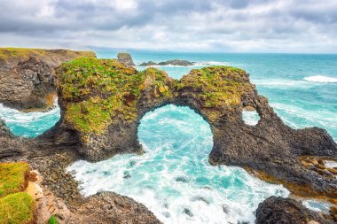 Muhteşem deniz manzarası, Gatklettur bazalt taş arch adlı volkanik cliff, İzlanda, doğal seyahat arka plan batı Atlantik Arnarstapi sahil. Arnarstapi, Snaefellsnes Yarımadası, İzlanda, Europe