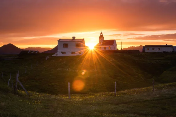 Geweldige Zomer Zonsondergang Landschap Ijsland Bloeiende Landschap Met Kerkje Zon Stockafbeelding