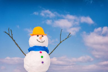 Mavi gökyüzü arka plan, mutlu kış konsepti güneşli günde kardan adam gülümseyen şirin