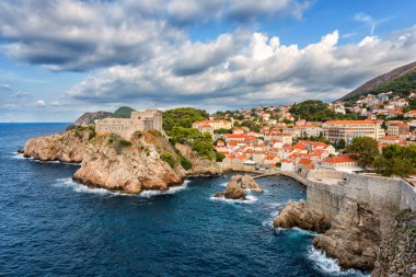 Dubrovnik Ortaçağ kaleleri, Lovrijenac ve Bokar, antik surların popüler görünümden. Dünya ünlü ve en çok ziyaret edilen tarihi şehir Hırvatistan, Unesco Dünya Mirası sit alanı