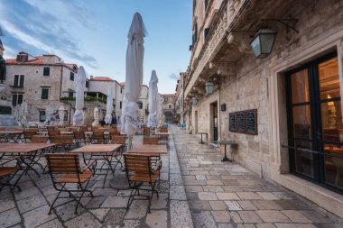 Dubrovnik, Hırvatistan - 10 Eylül 2017: Dubrovnik eski şehir, ortaçağ mimarisi ve tarihi merkezi kafede. Dünya ünlü ve en çok ziyaret edilen şehir Hırvatistan, Unesco Dünya Mirası sit alanı