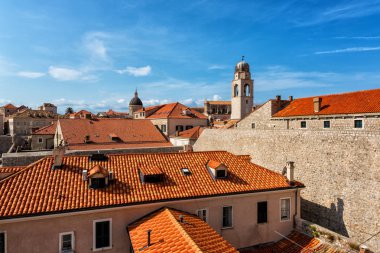 Dubrovnik Old Town, kırmızı kiremitli çatıları antik kentin duvardan görüntüleyin. Dünya ünlü ve en çok ziyaret edilen tarihi şehir Hırvatistan, Unesco Dünya Mirası sit alanı