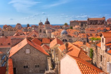Dubrovnik Old Town, kırmızı kiremitli çatıları antik kentin duvardan görüntüleyin. Dünya ünlü ve en çok ziyaret edilen tarihi şehir Hırvatistan, Unesco Dünya Mirası sit alanı