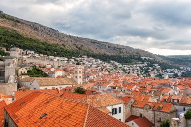 Dubrovnik Old Town, kırmızı kiremitli çatıları antik kentin duvardan görüntüleyin. Dünya ünlü ve en çok ziyaret edilen tarihi şehir Hırvatistan, Unesco Dünya Mirası sit alanı