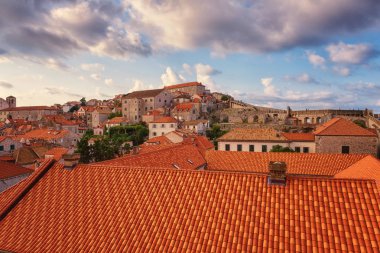 Dubrovnik Old Town, kırmızı kiremitli çatıları antik kentin duvardan görüntüleyin. Dünya ünlü ve en çok ziyaret edilen tarihi şehir Hırvatistan, Unesco Dünya Mirası sit alanı