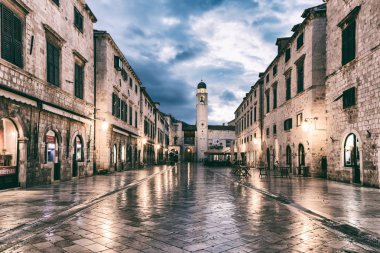 Dubrovnik, Hırvatistan - 10 Eylül 2017: Stradun Placa, Dubrovnik'in ana cadde. Dünya ünlü ve en çok ziyaret edilen tarihi şehir Hırvatistan, Unesco Dünya Mirası sit alanı