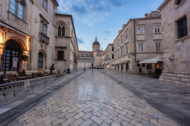 Old City Dubrovnik, taş sokak, tarihi merkezinde turist rota boyunca Ortaçağ mimarisinin şaşırtıcı görünümü. Dünya ünlü ve en çok ziyaret edilen şehir Hırvatistan, Unesco Dünya Mirası sit alanı