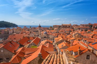 Old Town Dubrovnik, kırmızı kiremitli çatılar ve deniz, antik kentin duvardan görüntüleyin. Dünya ünlü ve en çok ziyaret edilen tarihi şehir Hırvatistan, Unesco Dünya Mirası sit alanı
