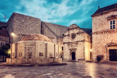 Dubrovnik eski şehir. Tarihi kent büyük Onofrio Çeşme, kilise ve surların, Unesco Dünya Mirası sit alanı, Hırvatistan için giriş