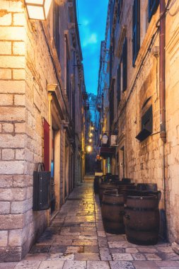 Dubrovnik eski şehir. Ortaçağ kenti, gece görüş, dikey görüntü, Hırvatistan rahat dar sokak