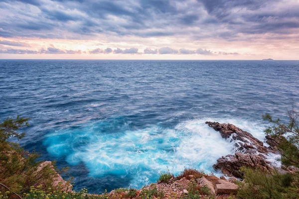 Atemberaubende Meereslandschaft Bei Sonnenuntergang Während Eines Sturms Wilde Mittelmeerküste Mit — Stockfoto
