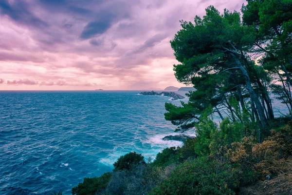 Wunderschöne Meereslandschaft Bei Sonnenuntergang Sturm Wilde Meeresküste Mit Felsen Und — Stockfoto