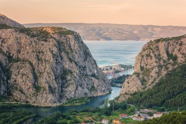 Kanyon ve Haliç (ağız) Cetina nehir, Omis kasaba ve Island Brac Adriyatik Denizi kayalık Dinara Dağları, Hırvatistan