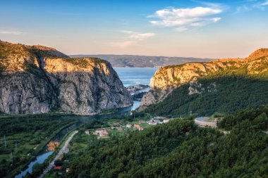 Kanyon ve Haliç (ağız) Cetina nehir, Omis kasaba ve Island Brac Adriyatik Denizi kayalık Dinara Dağları, Hırvatistan