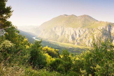 Dağ manzarası ile Dinara dağlar Omis, Dalmaçya, Hırvatistan yakınındaki nehirde Cetina kanyon. Dikey görüntü