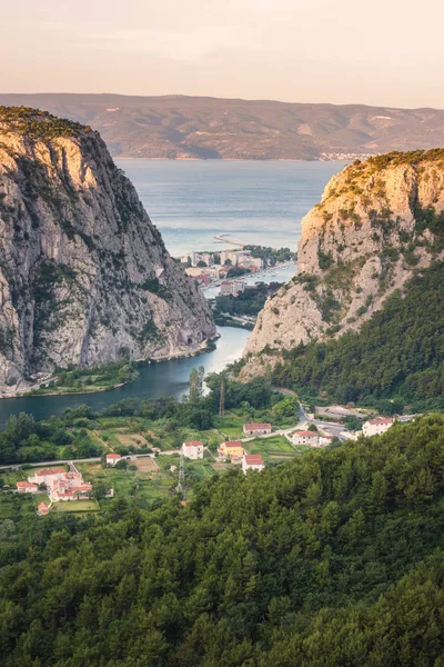 Vista Desfiladeiro Estuário Foz Rio Cetina Cidade Omis Ilha Brac — Fotografia de Stock