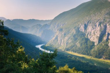 Dağ manzarası ile Dinara dağlar Omis, Dalmaçya, Hırvatistan yakınındaki nehirde Cetina Kanyon