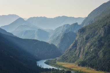 Dağ manzarası ile Dinara dağlar Omis, Dalmaçya, Hırvatistan yakınındaki nehirde Cetina Kanyon