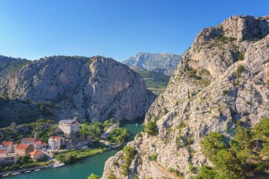 Omis kasaba, Kanyon Cetina nehir ve kayalık Dinara dağlar, Mirabella (Peovica) Kalesi, Akdeniz turizm tesisi Dalmaçya, Hırvatistan'dan üstten görünüm