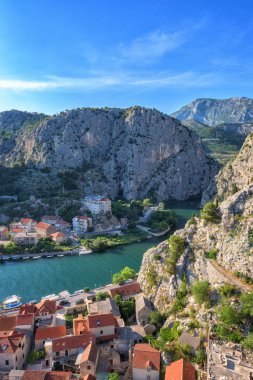 Omis kasaba, Kanyon Cetina nehir ve kayalık Dinara dağlar, üstten görünüm Mirabella (Peovica) Kalesi, Akdeniz turizm tesisi Dalmaçya, Hırvatistan'dan. Dikey görüntü