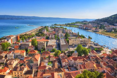 Omis eski şehrin panoramik deniz, gökyüzü mavi ve Mirabella (Peovica) Kalesi, Akdeniz turizm tesisi Dalmaçya, Hırvatistan'dan Brac Adası