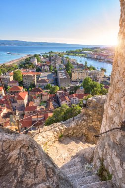 Omis eski şehir, Akdeniz turizm tesisi güneşli yaz gününde, panoramik Mirabella (Peovica) Kalesi, Dalmaçya, Hırvatistan dan güzel cityscape. Dikey görüntü