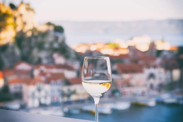 Bicchiere Vino Con Vista Sulla Riviera Omis Rilassante Sfondo Marino — Foto Stock