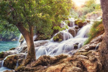 Sunrise içinde ünlü Milli Park Krka, çağlayan şelaleler, popüler ve çekici bir turizm Hırvatistan ile güzel manzara