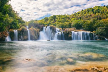 Şelale Krka Milli Parkı'nda, ünlü Skradinski buk, bir Avrupa'nın en güzel şelaleler ve en büyük doğa manzara şaşırtıcı Hırvatistan,