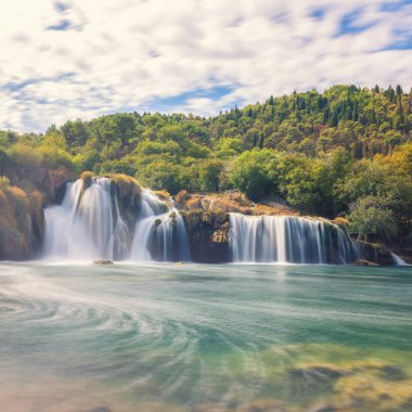 Şelale Krka Milli Parkı'nda, ünlü Skradinski buk, bir Avrupa'nın en güzel şelaleler ve en büyük doğa manzara şaşırtıcı Hırvatistan,