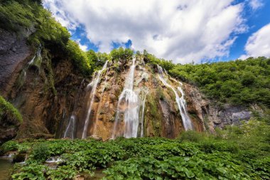 Büyük Şelale (Veliki tokat) Plitvice Gölleri Milli Parkı'nda, güzel yaz manzara mavi bulutlu gökyüzü, Hırvatistan ile