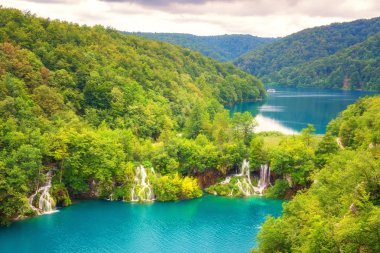 Plitvice Gölleri Milli Parkı, göller, şelaleler ve yeşil ormanlar, havadan görünümü ünlü turizm Hırvatistan
