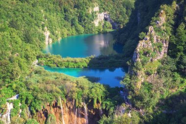 Panoramik şelaleler, kayalar ve göller Plitvice Gölleri Milli Parkı'nda popüler turistik açısından. Şaşırtıcı doğa yaz manzara, Hırvatistan'daki ünlü dönüm noktası