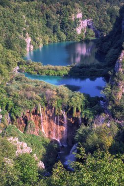 Panoramik şelaleler, kayalar ve göller Plitvice Gölleri Milli Parkı'nda popüler turistik açısından. Şaşırtıcı doğa yaz manzara, Hırvatistan, dikey görüntü ünlü dönüm noktası