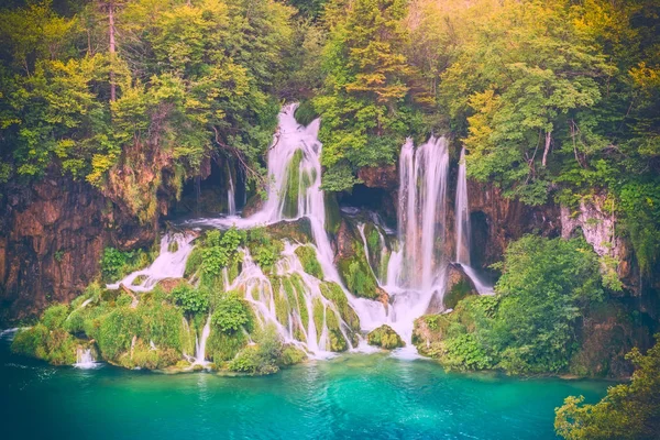 Herfst Het Nationaal Park Plitvicemeren Waterval Het Kleurrijke Bos Kroatië — Stockfoto