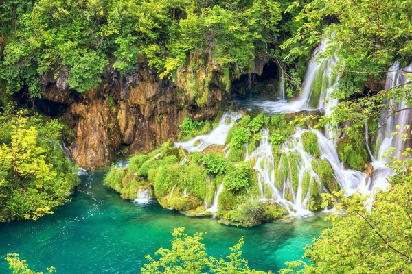 Cascade Dans Forêt Verte Été Avec Eau Turquoise Lac Parc — Photo