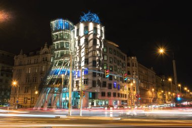 Prague, Çek Cumhuriyeti - 30 Ekim 2016: Prag gece cityscape, dans evi ya da zencefil ve Fred, Çek Cumhuriyeti