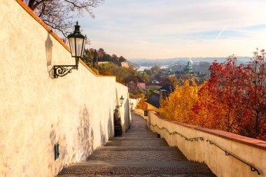 Prague Castle Hill sonbahar sabahları. Tarihi kent merkezi ve tarihi köprüler güzel bir şehir manzarası. Cityscape, Prague, Çek Cumhuriyeti, seyahat Europe renk