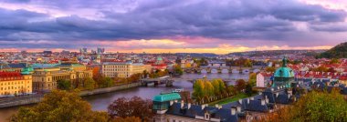 Prag, panorama, görünümü günbatımı tarihi köprüler, tarihi kent merkezine ve Letna parkta (Letenske sady) popüler görüş noktasından Vltava Nehri için güzel sonbahar manzara inanılmaz renkli bulutlu gökyüzü, Çek Cumhuriyeti günbatımı ışık koşullarında