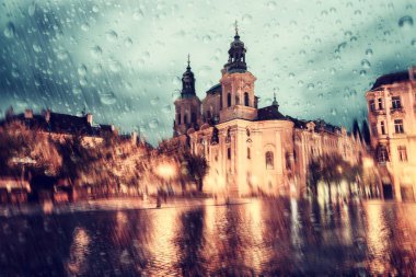 Old Town square Prag yağmurlu havalarda, görünümü, Aziz Nikolaos Kilisesi (kostel Svateho Mikulase) ıslak pencereden. Fotoğraf sanat resim, tarihi binalar, Çek Cumhuriyeti