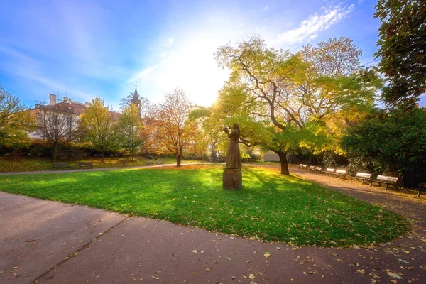 Prager Herbst Park Helle Farbe Landschaft Skulptur Einer Frau Mit — Stockfoto