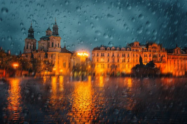 Old Town square Prag yağmurlu havalarda, ana kare (Staromestske namesti) ıslak penceresinden görünümü. Fotoğraf sanat resim, tarihi binalar, Çek Cumhuriyeti